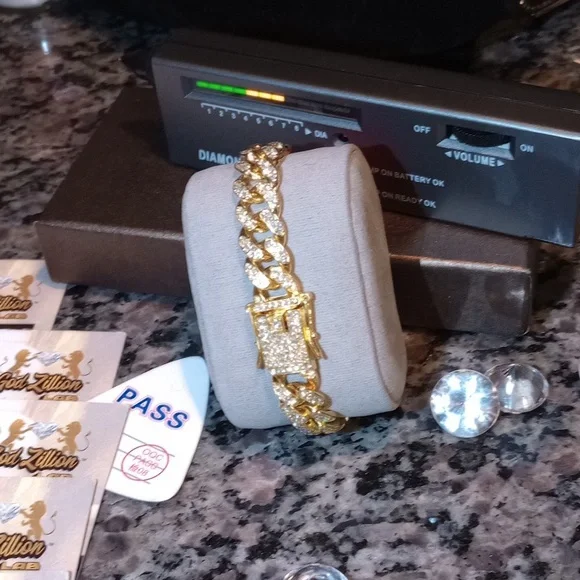 Australian Prototype. Real Lab Diamonds VVS CLARITY & Gold 4x\'s Waterproof, No T Bracelet Australian Prototype. Real Lab Diamonds VVS CLARITY  main image 4